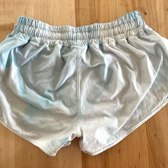 Lululemon Hotty Hot Blue and White Tie-dye Short II *2.5", Sz 4 reg - Picture 4 of 11